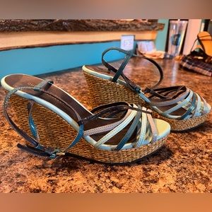 Size 7.5 glossy straps.